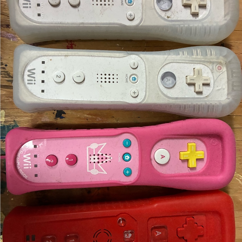 Nintendo Wii Controllers - White, Pink, Red